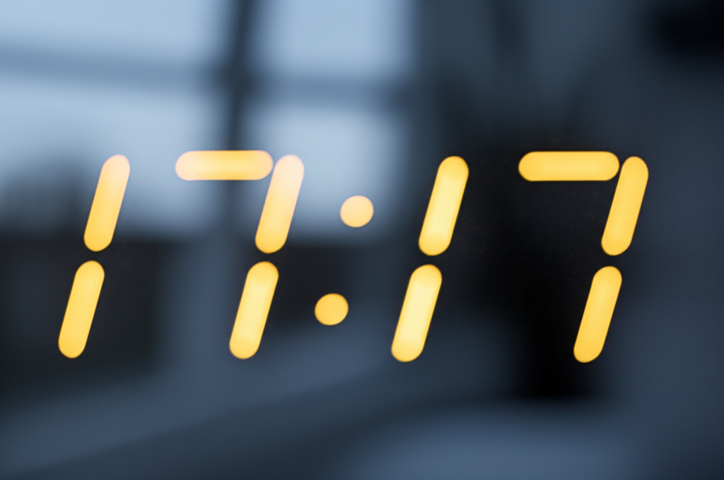 Циферблат электронных часов с яркой подсветкой, показывающий, что означает время 17 17