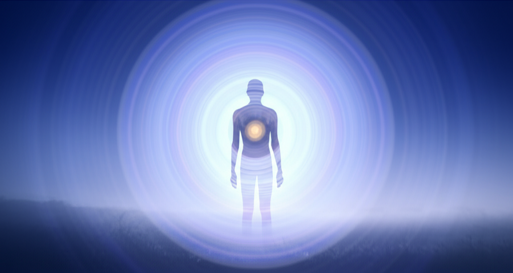 Человек медитирует, иллюстрируя, как восстановить биополе через гармонизацию энергии.